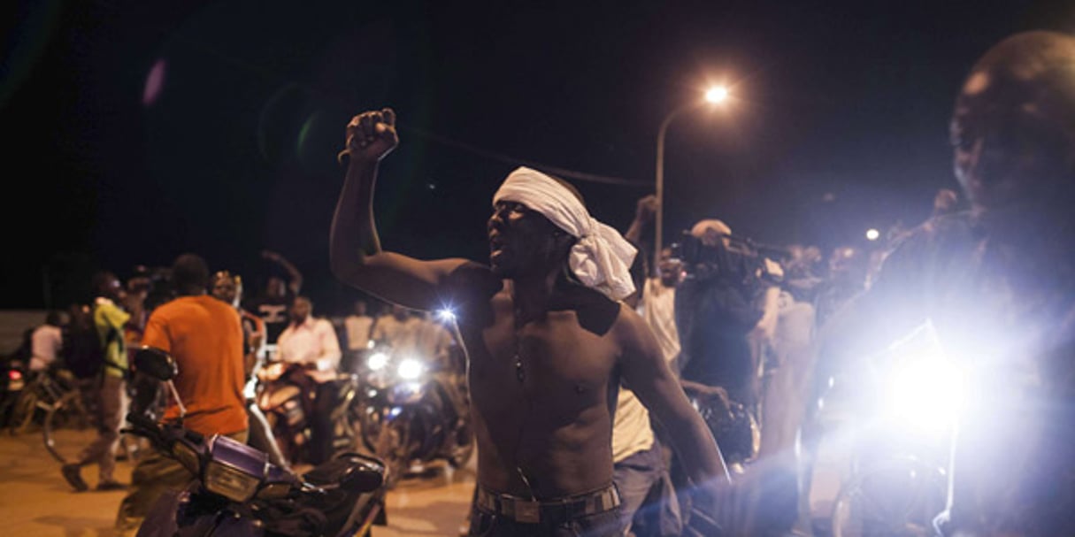 Des manifestants burkinabè près du palais présidentiel, le 16 septembre 2015 à Ouagadougou. © Theo Renaut / AP / SIPA