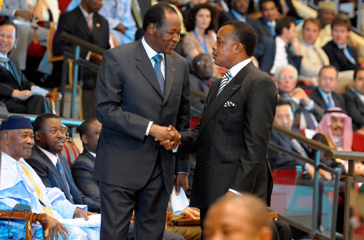 Blaise Compaoré accueillant Denis Sassou Nguessoà Ouagadougou, en octobre 2009. © ISSOUF SANOGO/AFP