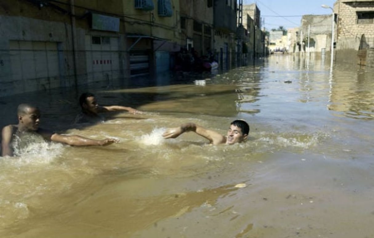 Inondations dans la ville de Ghardaia dans le centre-sud de l’Algérie en octobre 2008. © AP/SIPA