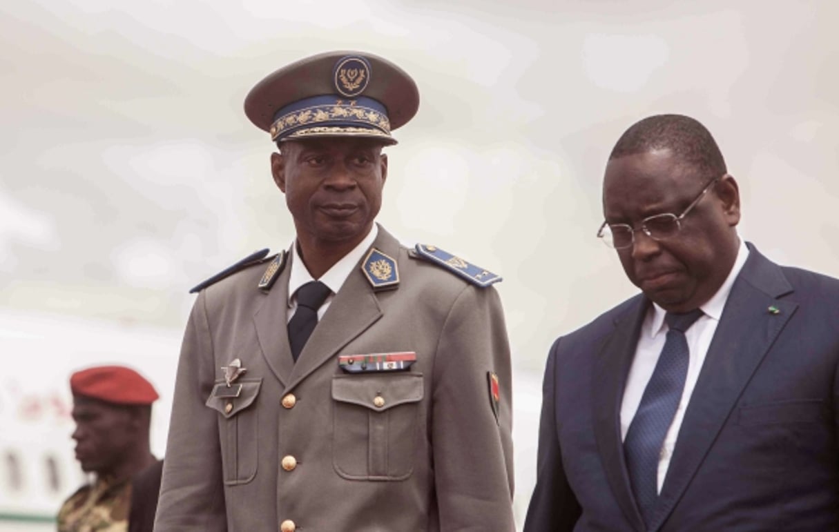 Le général Gilbert Diendéré (g) et Macky Sall (d), le 18 septembre à Ouagadougou. © Theo Renaut/AP/SIPA
