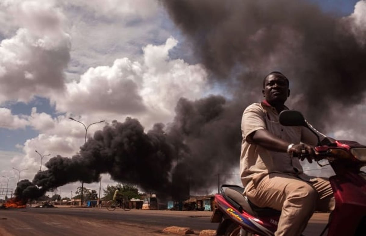 Des pneus en feu sur une avenue de Ouagadougou, le samedi 19 septembre 2015. © Theo Renaut/AP/SIPA