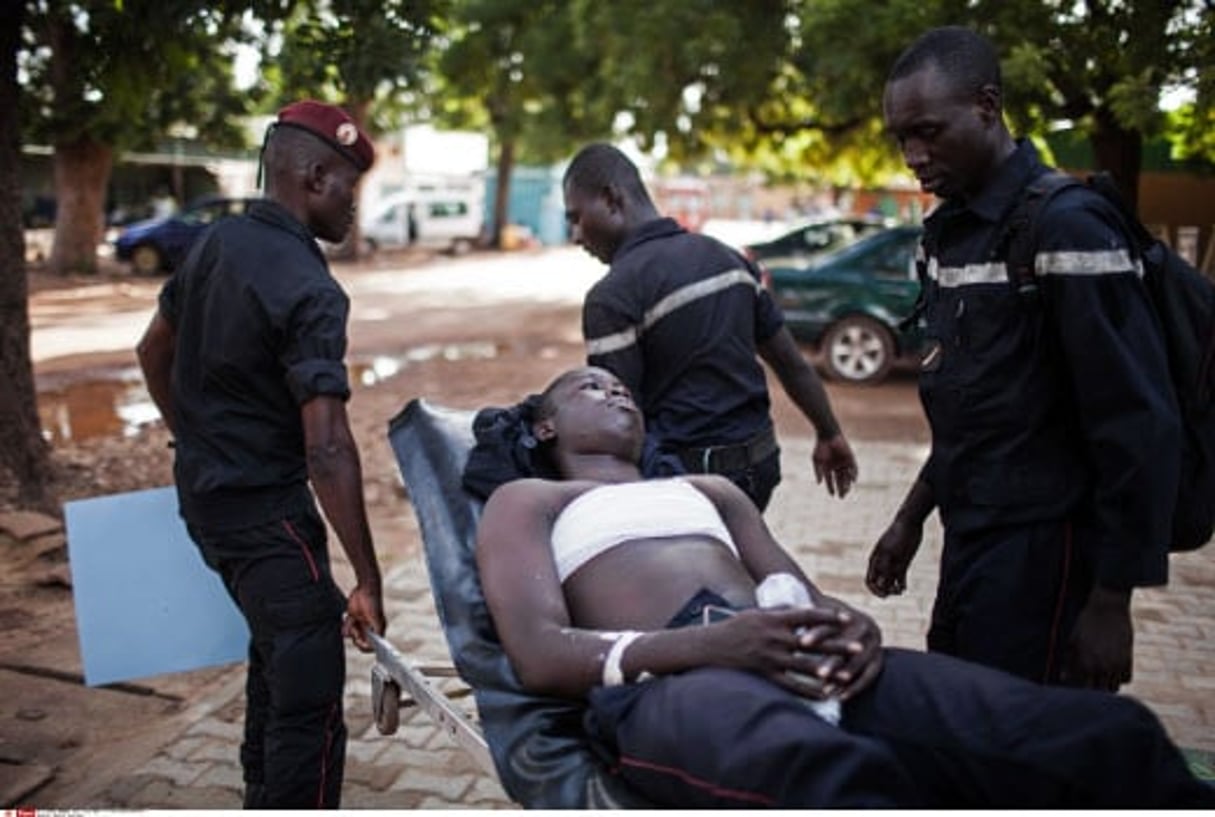 Une femme sapeur-pompier blessée transportée pour des soins à l’hôpital Yalgado de Ouagadougou, le 18 septembre 2015. © Theo Renaut / AP / SIPA