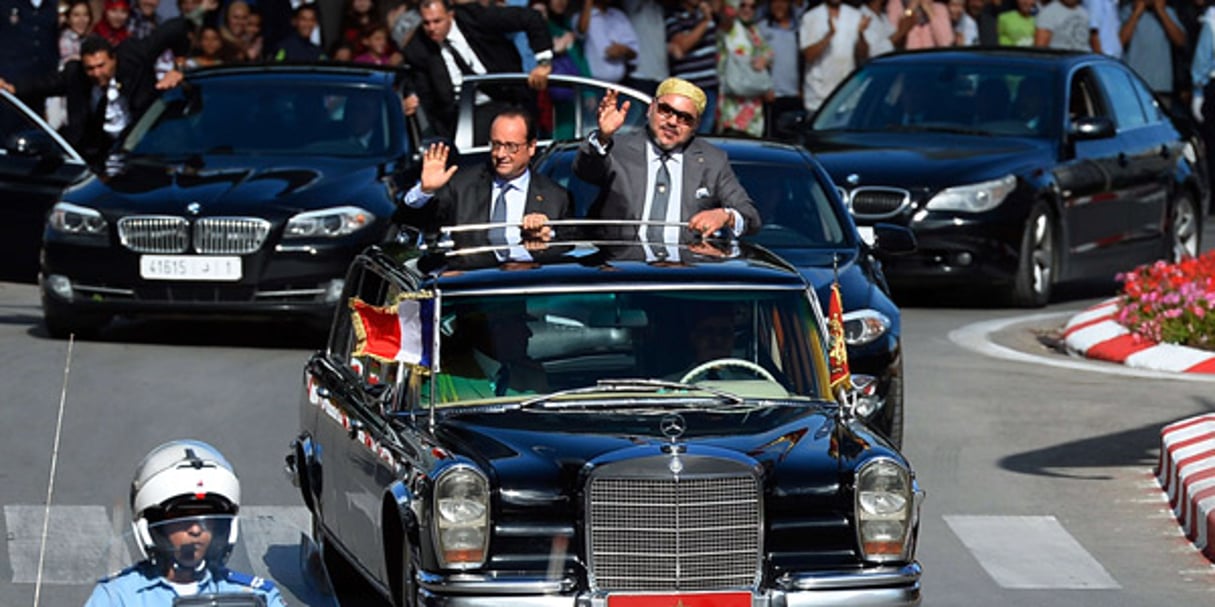 François Hollande et Mohammed VI dans les rues de Tanger, le 19 septembre 2015. © Alain Jocard / AP / SIPA
