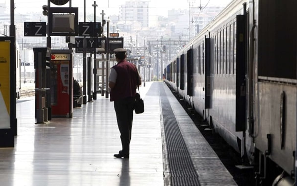 Un employé de la SNCF à la gare  St Charles de Marseille. © Claude Paris/AP/SIPA