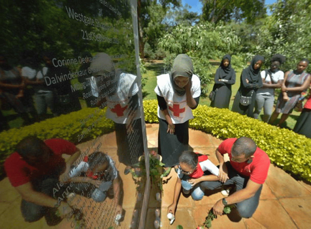 Des proches des victimes et des survivants se recueillent au mémorial dédié aux 60 victimes de l’attaque de Westgate, le 20 septembre 2015. © Tony Karumba/AFP