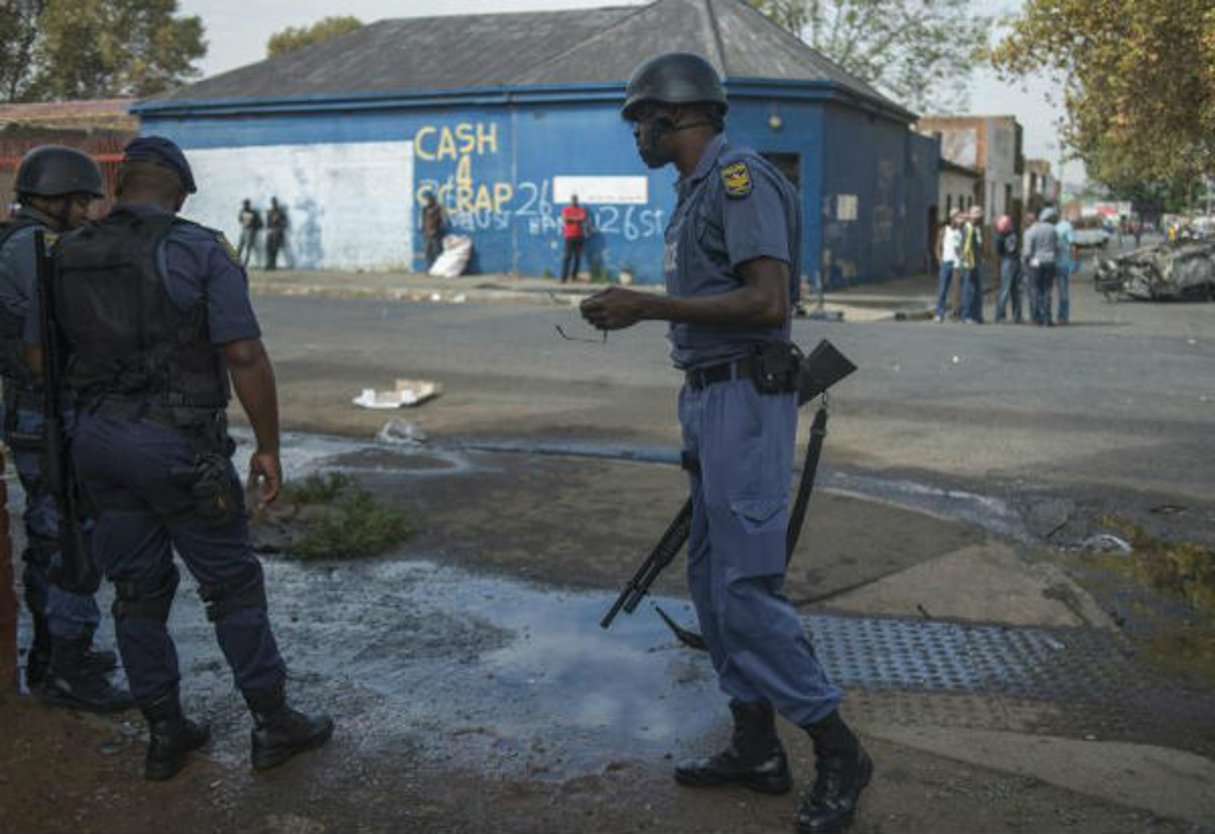 Une patrouille de police dans la banlieue de Johannesburg en Afrique du Sud, le 17 avril 2015. © Mujahid Safodien/AFP