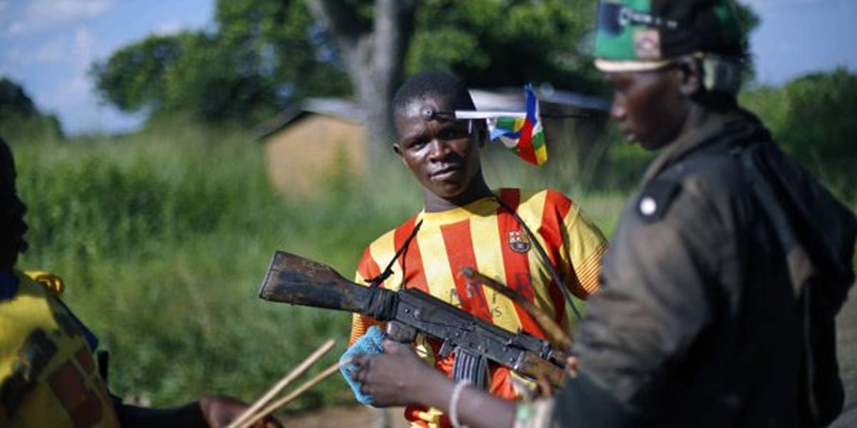 Un milicien antibalaka à un point de contrôle de l’armée, à 60km au nord de Bangui, le 1er juin 2014. © Jerome Delay / AP / SIPA