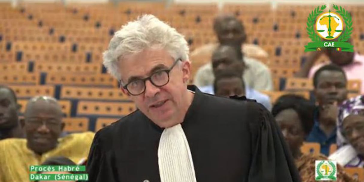 Me William Bourdon interrogeant le témoin Bandoum Bandjim à l’audience du 23 septembre 2015 au procès de Hissène Habré, à Dakar. © Capture d’écran / RTS