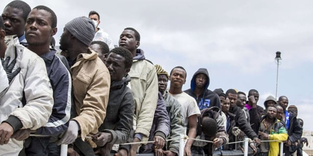 Des migrants arrivant sur l’île italienne de Lampedusa. © Mauro Buccarello/AP/SIPA