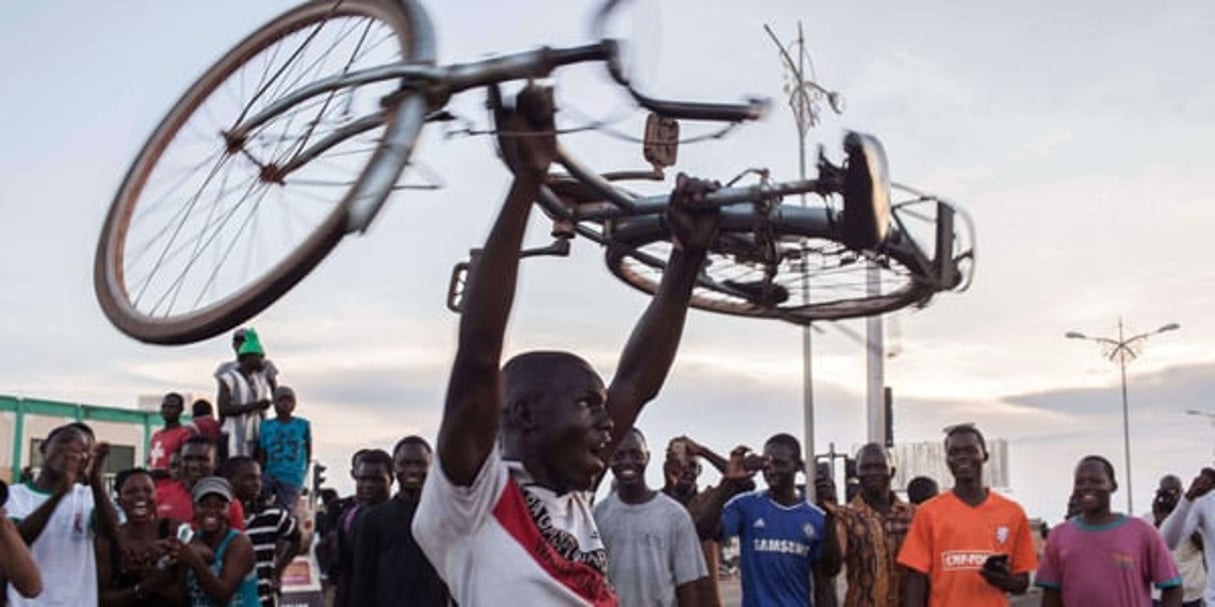 Des manifestants burkinabè contre le coup d’État, le 21 septembre 2015 à Ouagadougou. © Theo Renaut / AP / SIPA