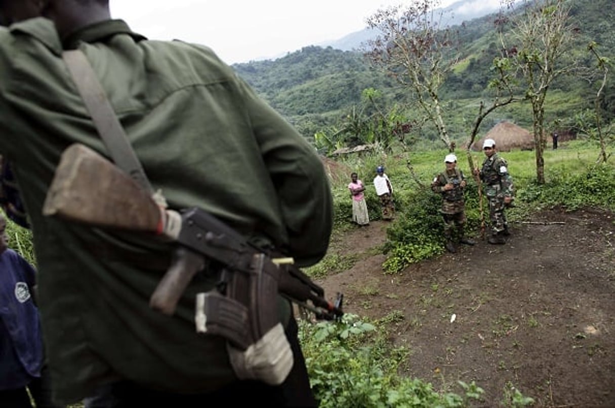 Des forces de maintien de la paix croisent un rebelle hutu rwandais en 2009. © REBECCA BLACKWELL/AP/SIPA