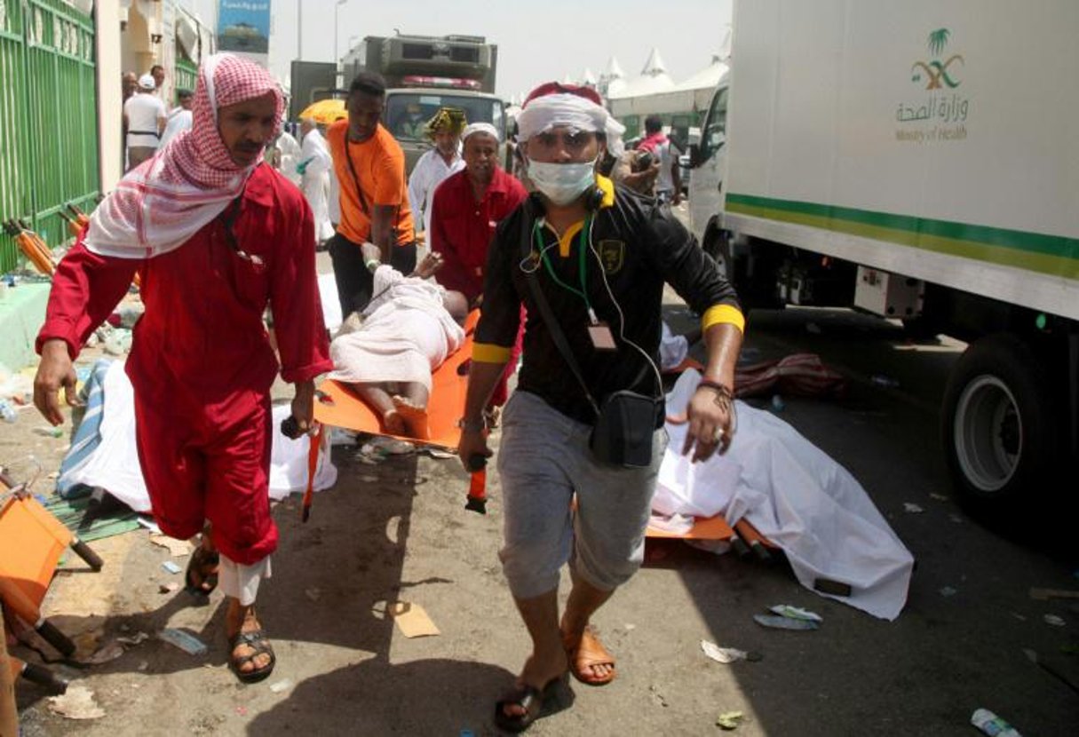 Les services de secours saoudiens transportent un blessé de la bousculade meurtrière à Mina, près de La Mecque, le 24 septembre 2015, en Arabie Saoudite=; © AFP