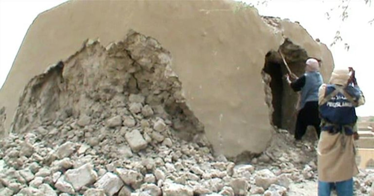 Capture d’écran d’une vidéo de jihadistes détruisant un ancien mausolée le 1er juillet 2012 à Tombouctou au Mali. © AFP