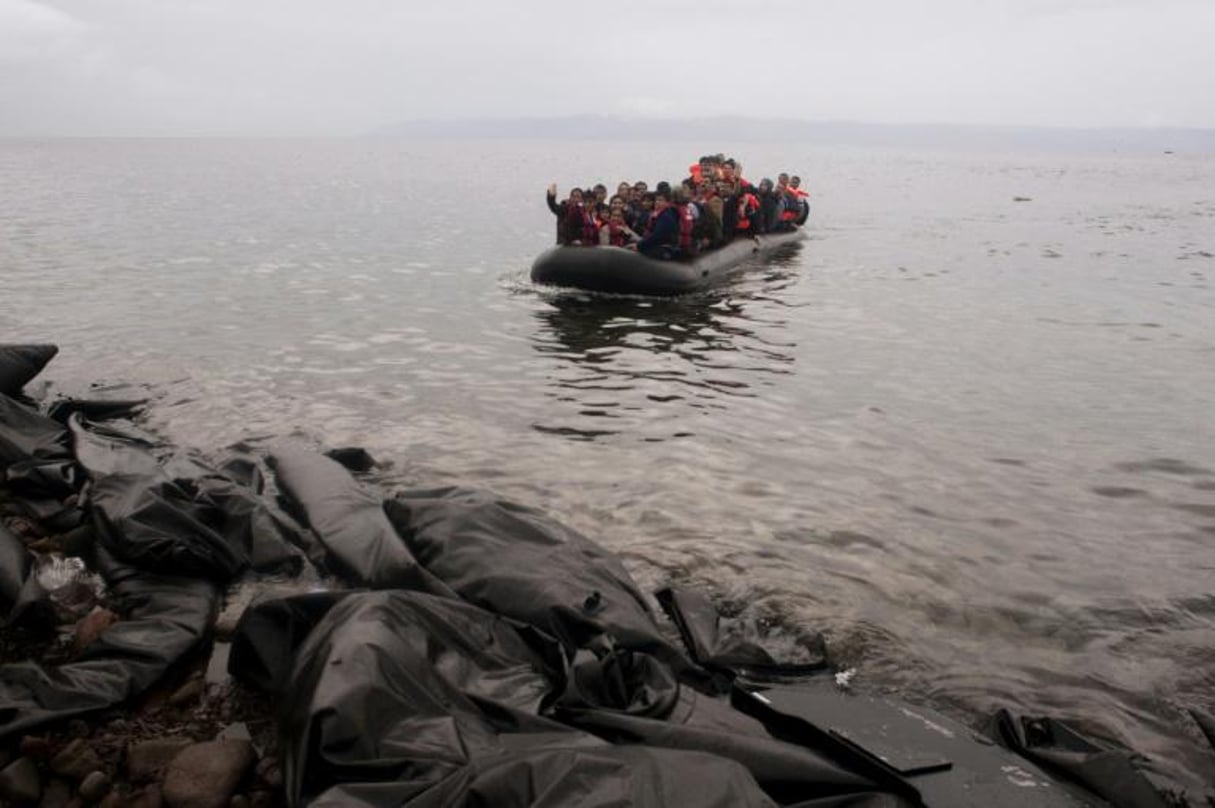 Des migrants sur une embarcation à Mytilène en Grèce le 23 septembre 2015. © AFP
