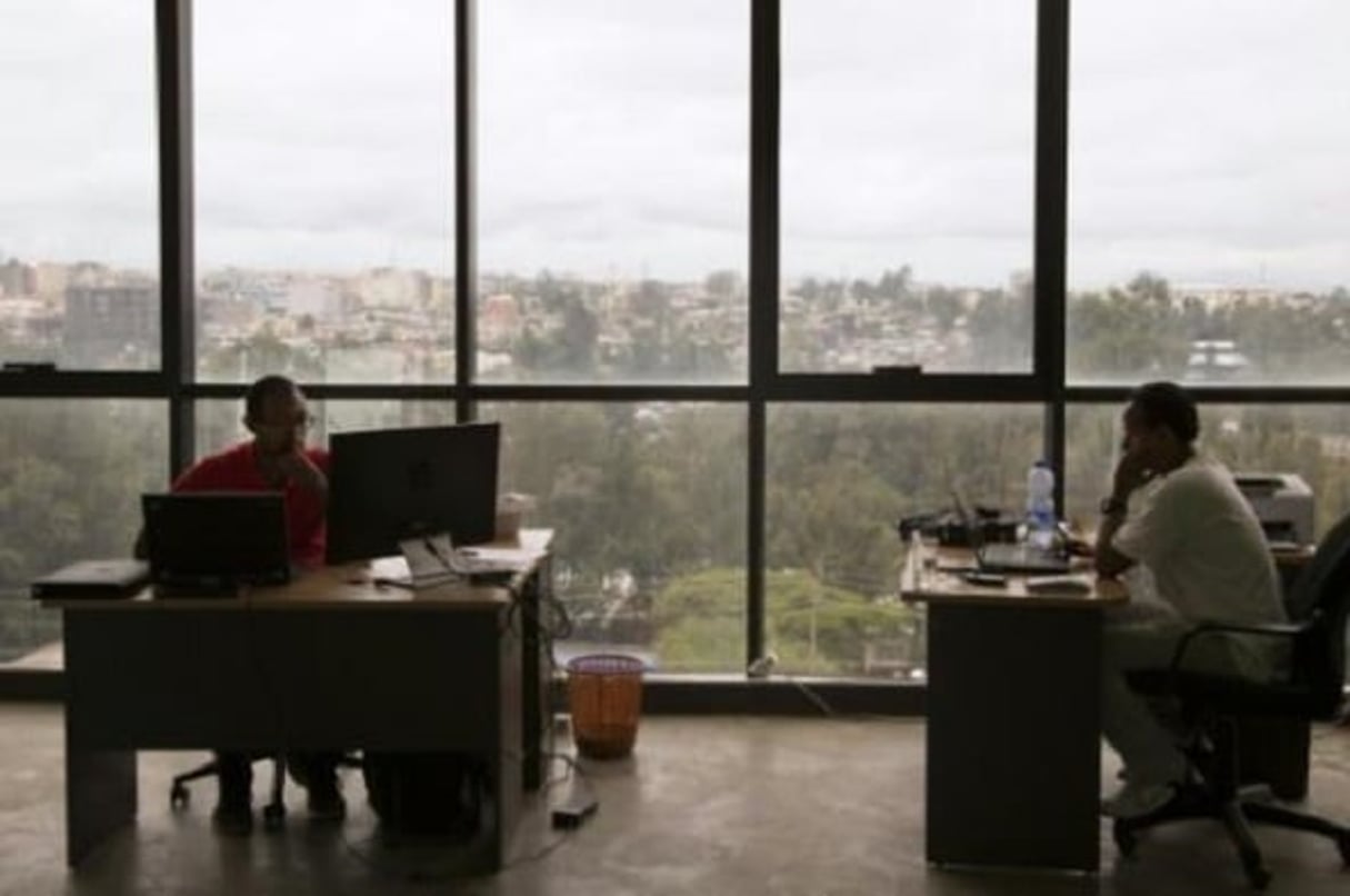 L’entrepreneur éthiopien Feleg Tsegaye (g) travaille avec un collègue dans les locaux de Deliver Addis, un service en ligne de livraison de repas à domicile, à Addis Ababa, le 24 septembre 2015. © Christina Goldbaum/AFP