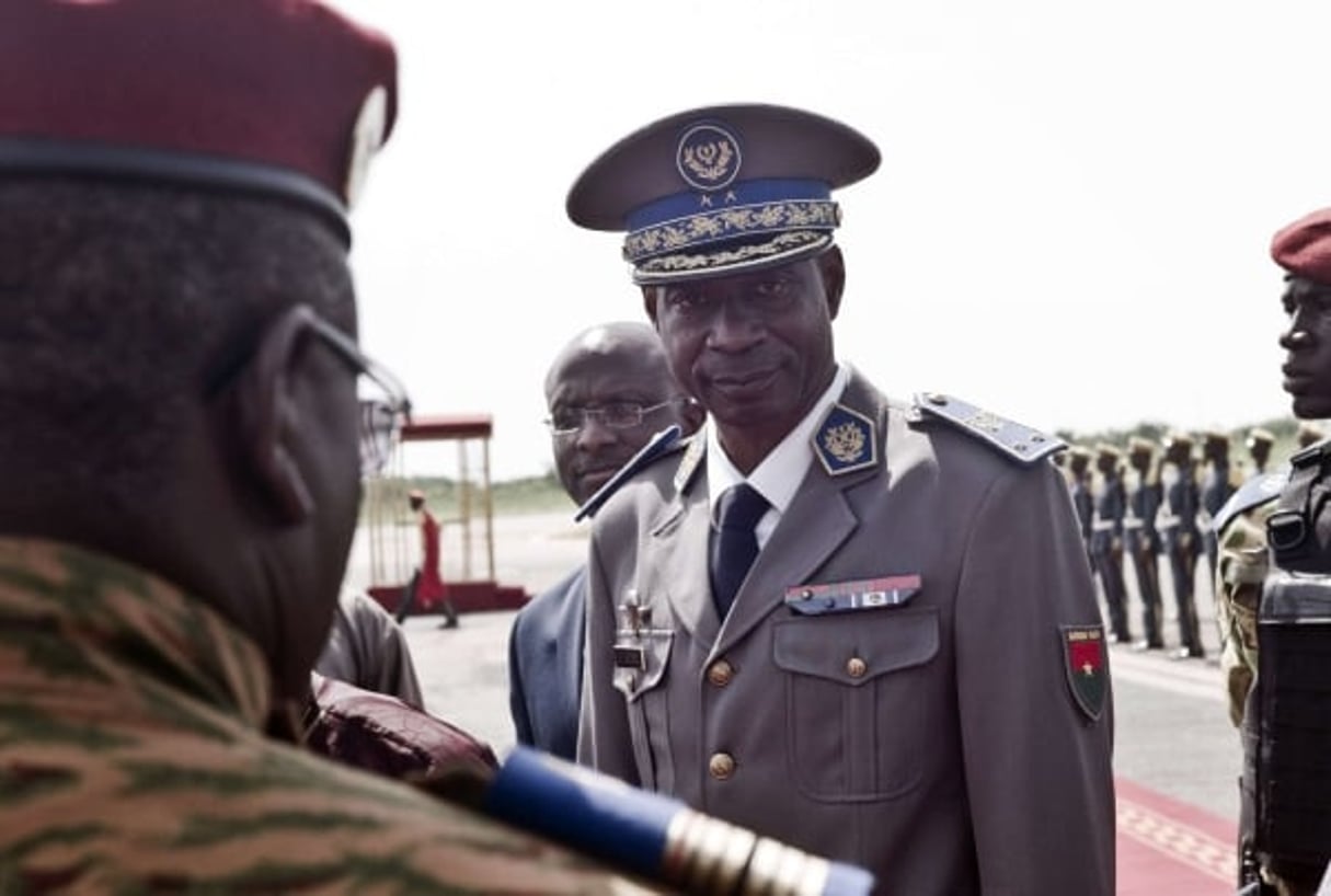 Le général Gilbert Diendéré, le 23 septembre 2015 à l’aéroport de Ouagadougou. © STR/AP/SIPA