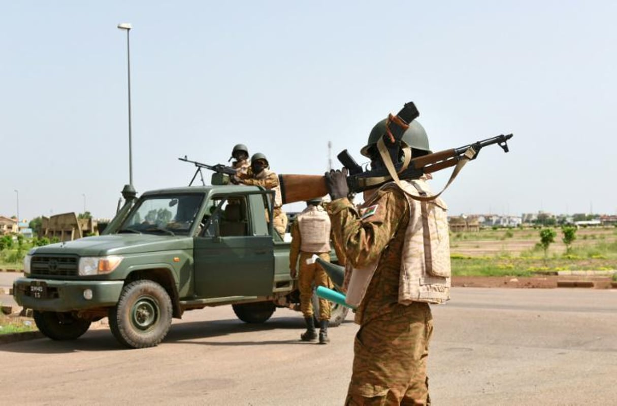 Des soldats burkinabè autour de la caserne du RSP. © AFP