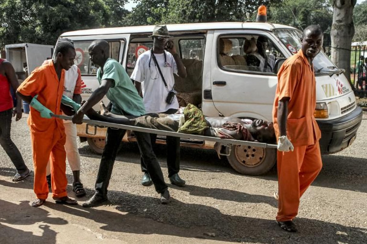 Une personne blessée lors de violences provoquées par l’assassinat d’un conducteur de moto-taxi, le 26 septembre 2015 à Bangui. © AFP/Edouar Dropsy