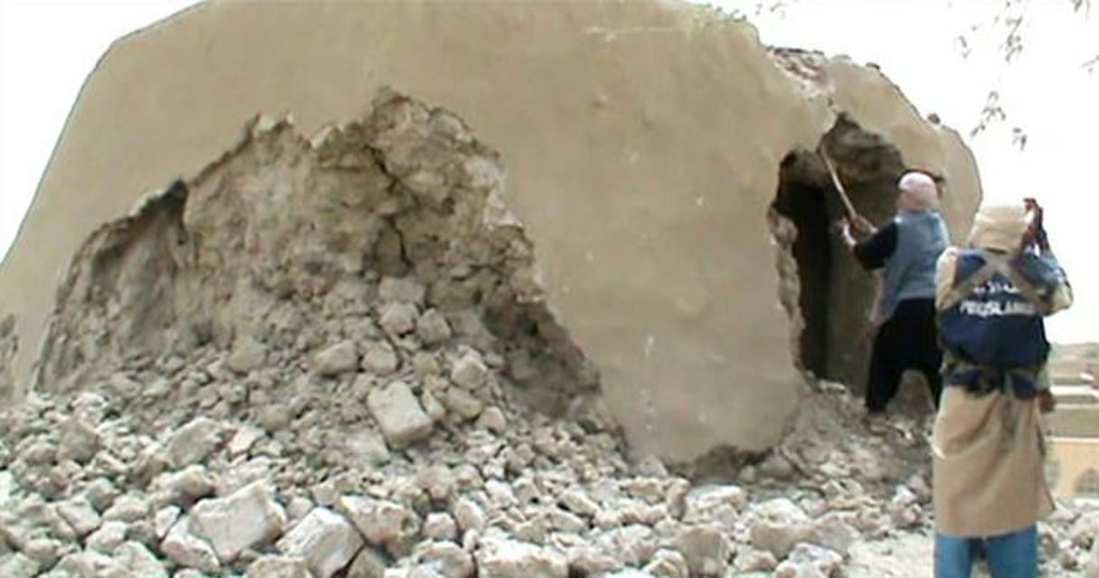 Capture d’écran d’une vidéo de jihadistes détruisant un ancien mausolée le 1er juillet 2012 à Tombouctou. © AFP