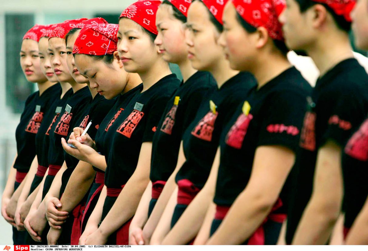 Serveuses d’un restaurant d’État à Pékin, au mois d’avril 2015. © ELIZABETH DALZIEL/AP/SIPA