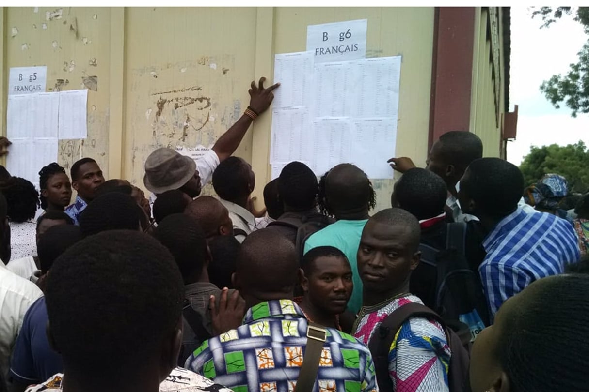 Attroupement devant les listes des candidats le 26 septembre  à Lomé. © Salomon Wilson pour J.A.