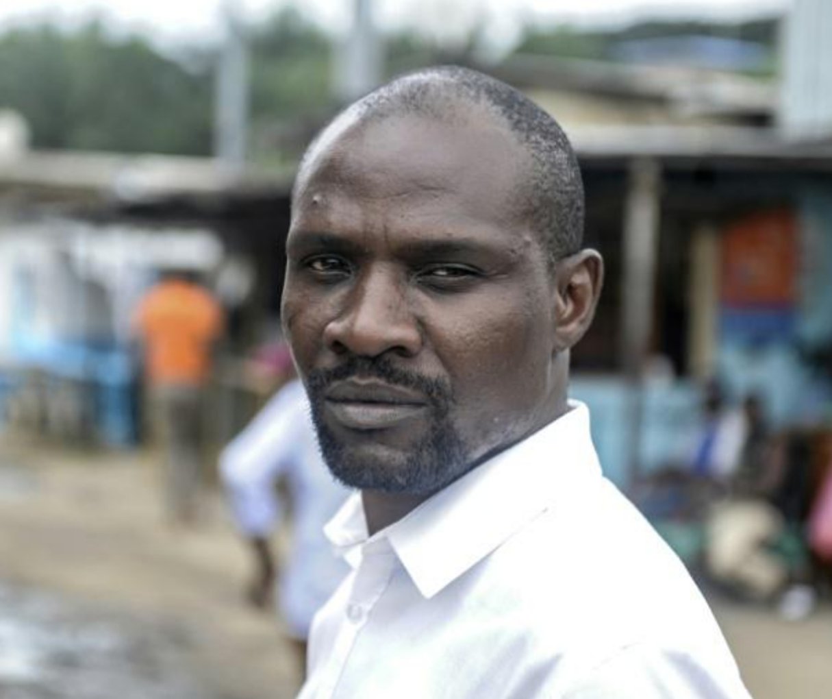 L’écrivain gabonais Janis Otsiemi dans le quartier des Charbonnages à Libreville, le 23 septembre 2015. © Steve Jordan/AFP