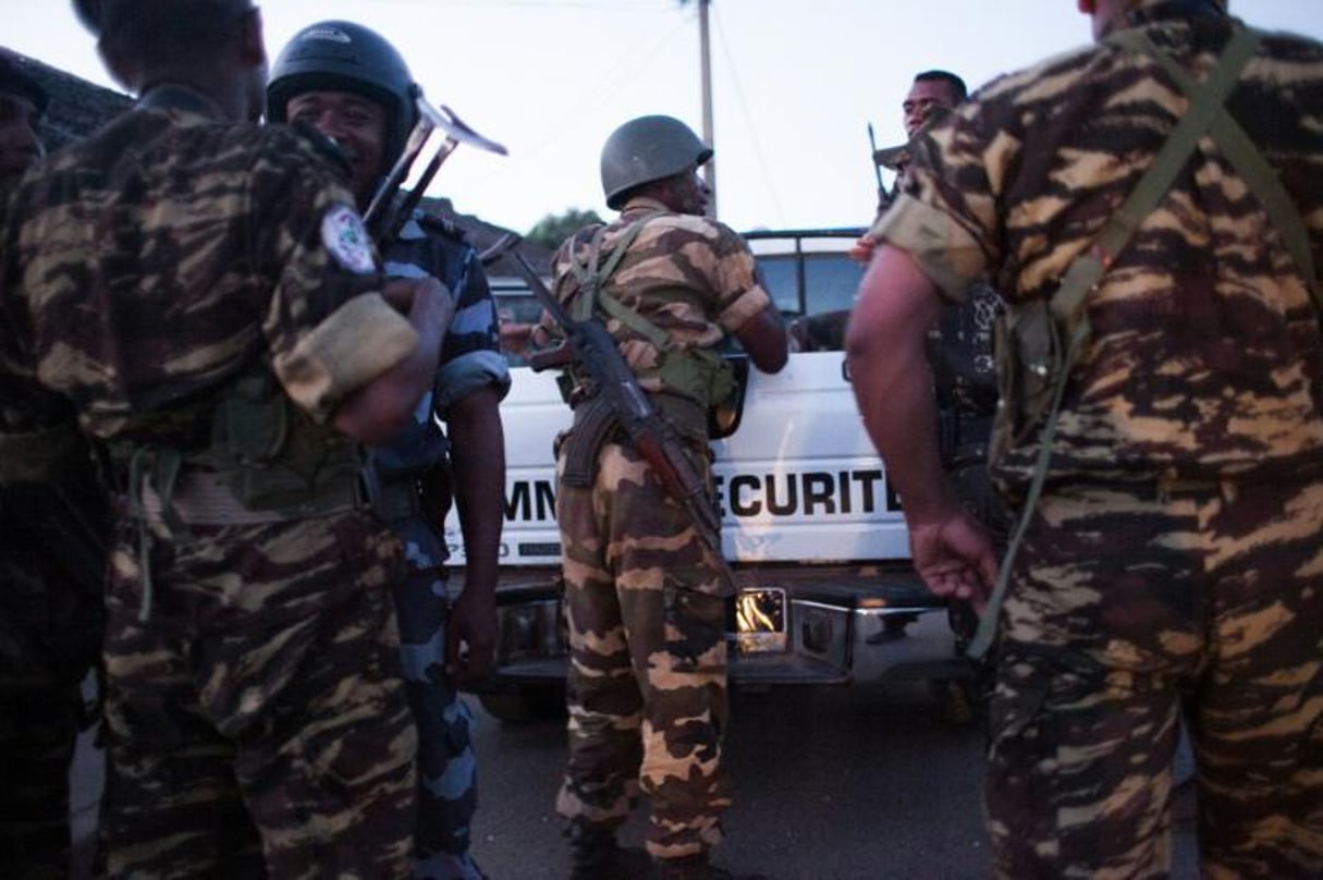 Des forces de sécurité sur l’île de Nosy Be, après le lynchage de trois hommes le 4 octobre 2013 à Madagascar. © AFP