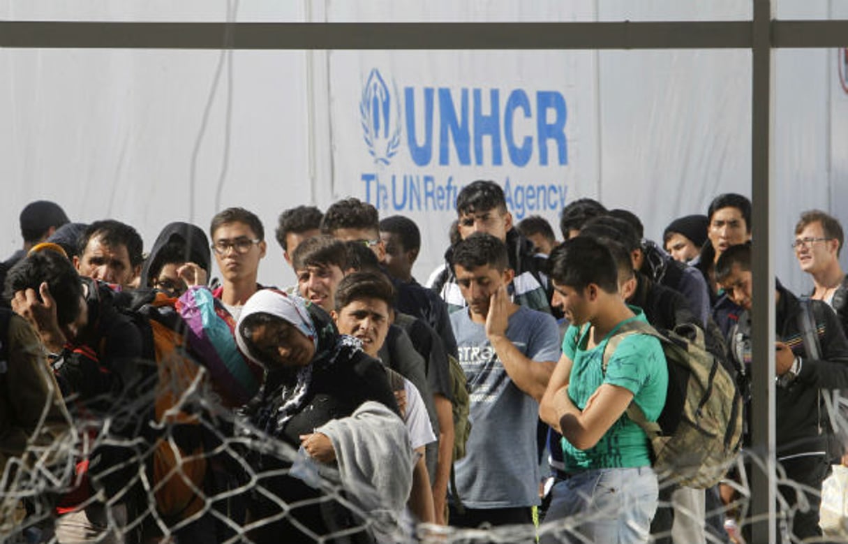 Des migrants en Macédoine, attendant le train pour la Serbie, le 2 octobre 2015 © Boris Grdanoski/AP/SIPA