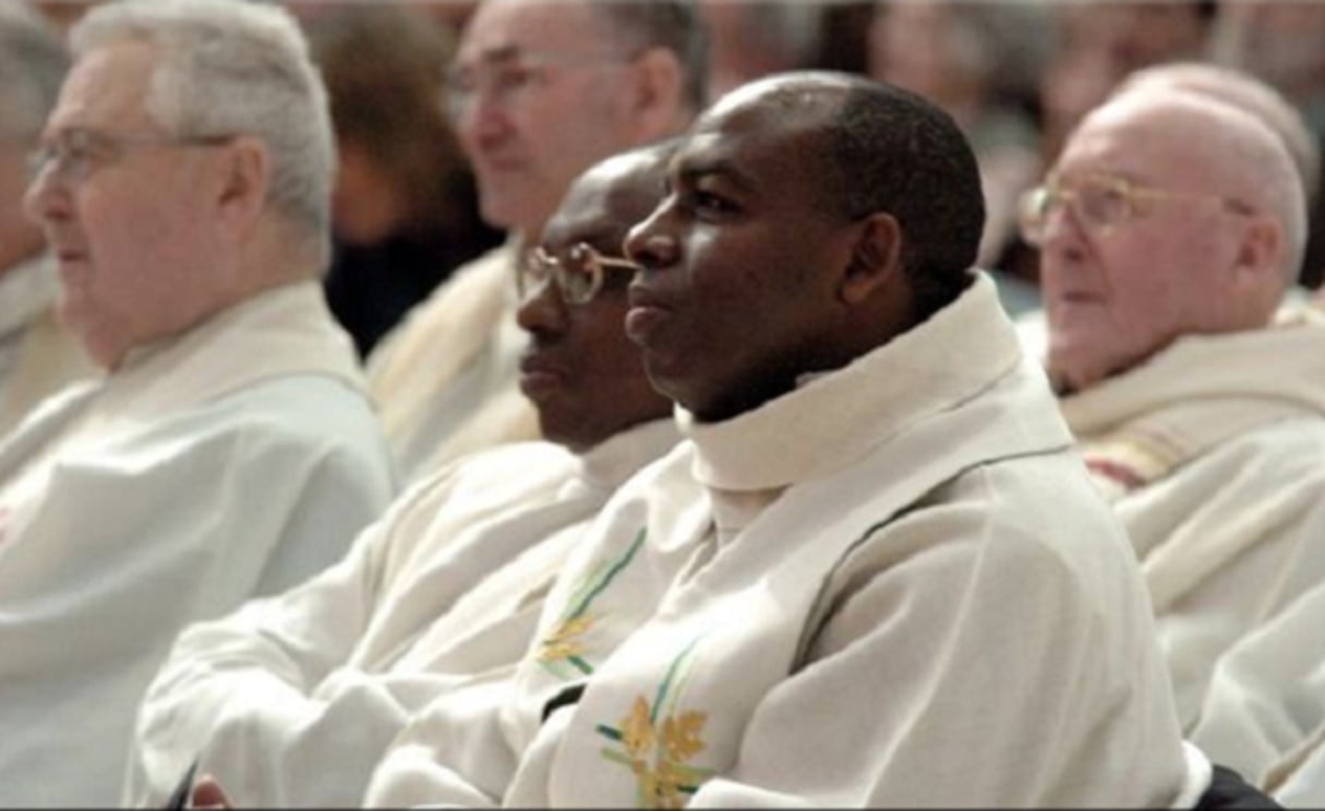 Wenceslas Munyeshyaka lors d’une messe à Evreux, en janvier 2006. © Robert François / AFP