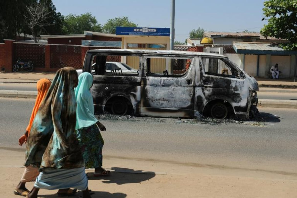 Un véhicule carbonisé dans une rue de Damaturu après un attentat, le 7 novembre 2011 au Nigeria. © AFP