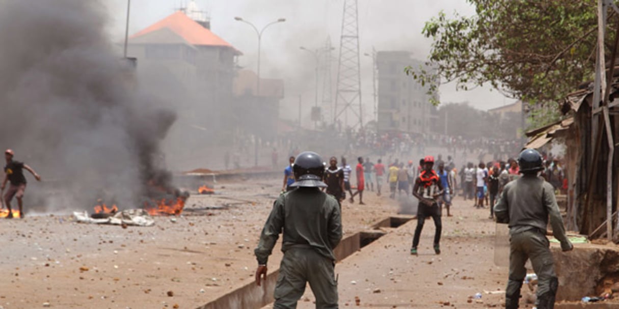 Émeutes à Conakry lors d’une manifestation de l’opposition guinéenne, le  13 avril 2015. © Youssouf Bah/AP/SIPA