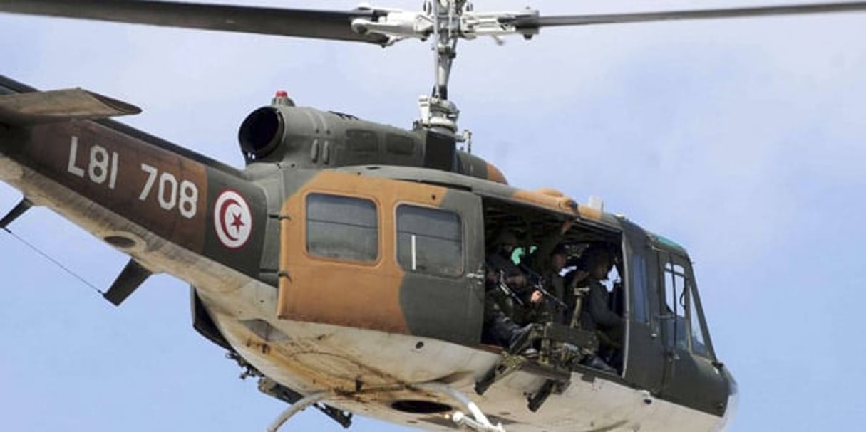 Un hélicoptère de l’armée tunisienne au-dessus du musée du Bardo, à Tunis, le 18 mars 2015. © Ali Ben Salah/AP/SIPA