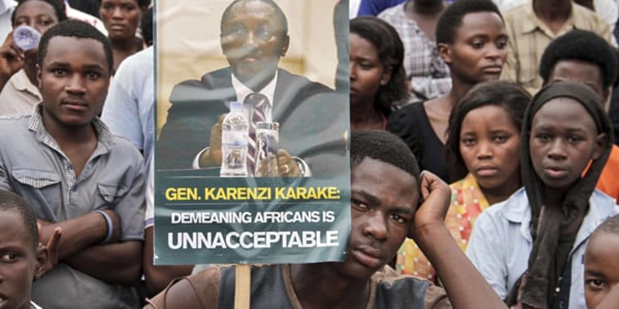 Des manifestants protestent contre l’arrestation d’Emmanuel Karenzi Karake, devant la Haute cour de justice britannique, le 25 juin 2015, © Denyse Uwera/AP/SIPA