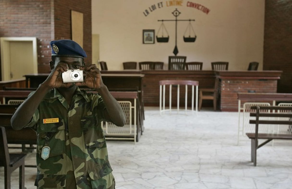 Un policier tchadien dans un tribunal à N’Djamena, en 2007. © KAREL PRINSLOO/AP/SIPA