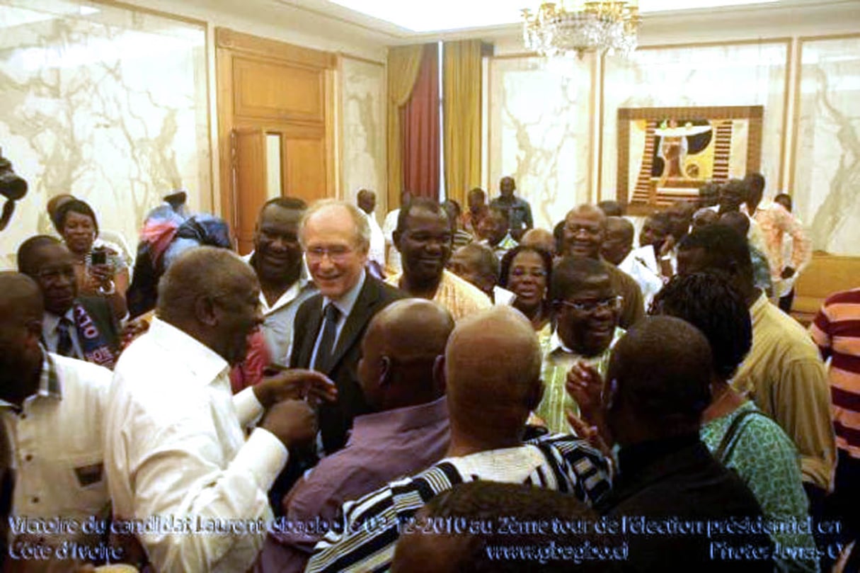 Bernard Houdin au côté de Laurent Gbagbo, lors de l’annonce de la victoire de celui-ci au second tour de la présidentielle, en décembre 2010. © DR