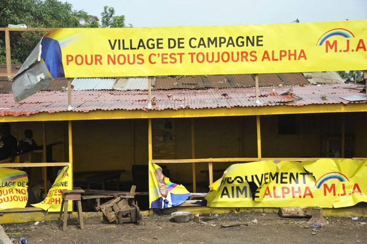 Un bureau de campagne du président sortant Alpha Condé saccagé à Conakry. © AFP