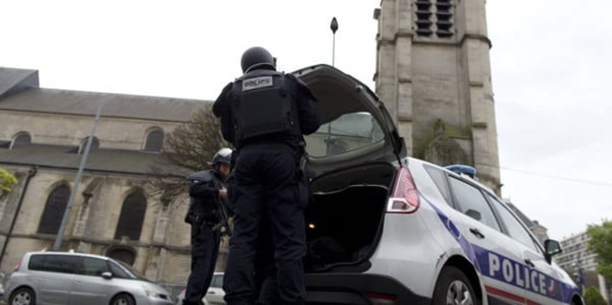 Des policiers en faction devant une église de Villejuif, en avril 2015. © AFP