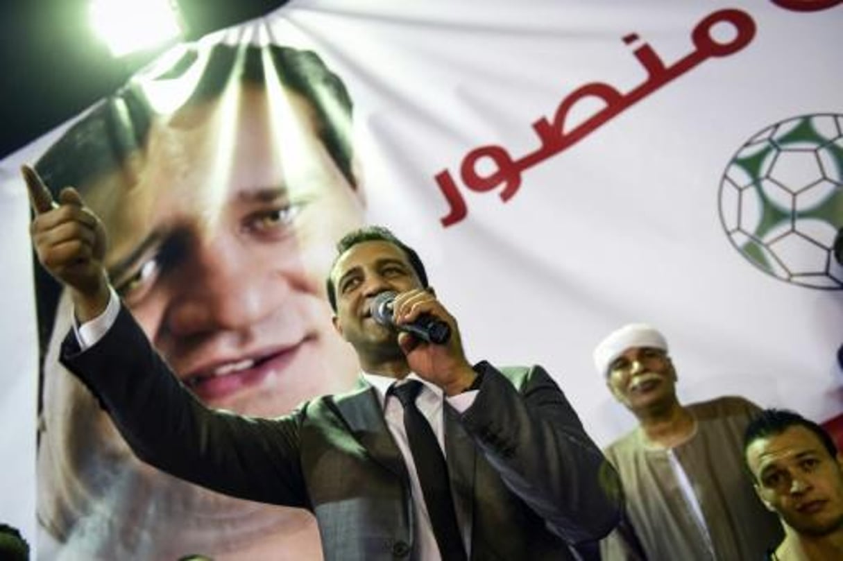 Ahmed Mortada Mansour (g), membre du parti de centre droit « Les Egyptiens libres », soutenant le président al-Sissi, lors d’un meeting le 9 octobre 2015 au Caire. © AFP
