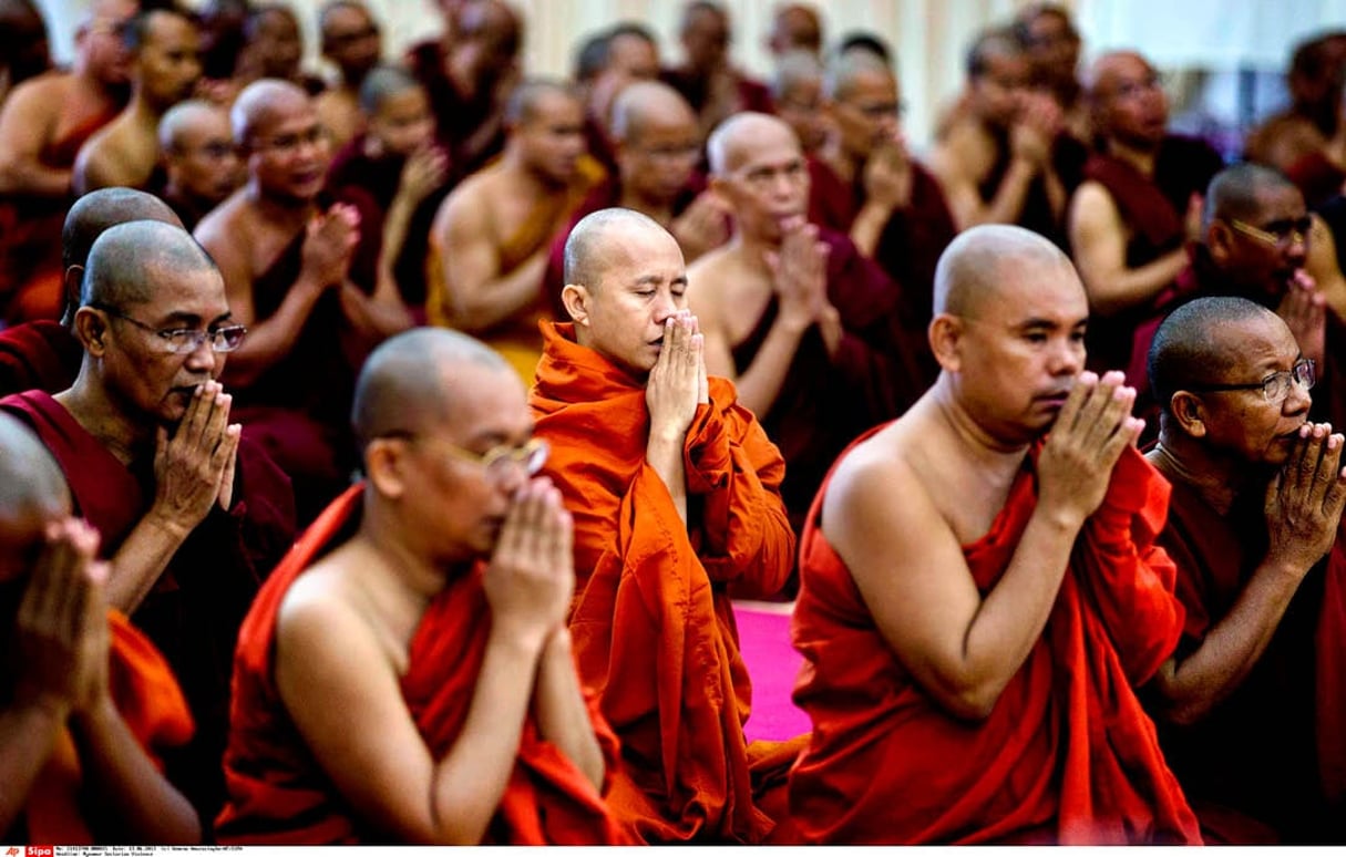 Wirathu (au centre) au cours d’une assemblée de moines bouddhistes, en 2013. © GEMUNU AMARASINGHE/AP/SIPA