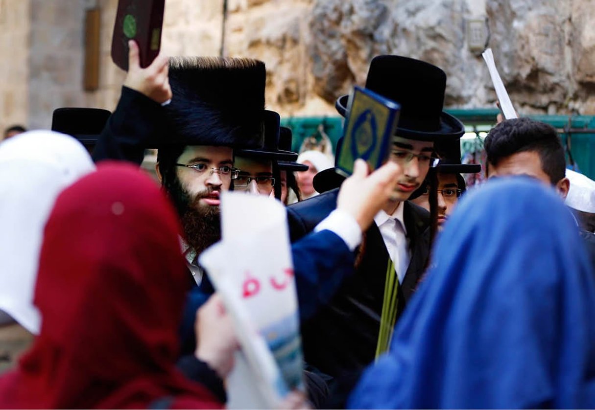 Juifs orthodoxes apostrophés par des mourabitate (sentinelles d’Al-Aqsa). © AHMAD GHARABLI/AFP