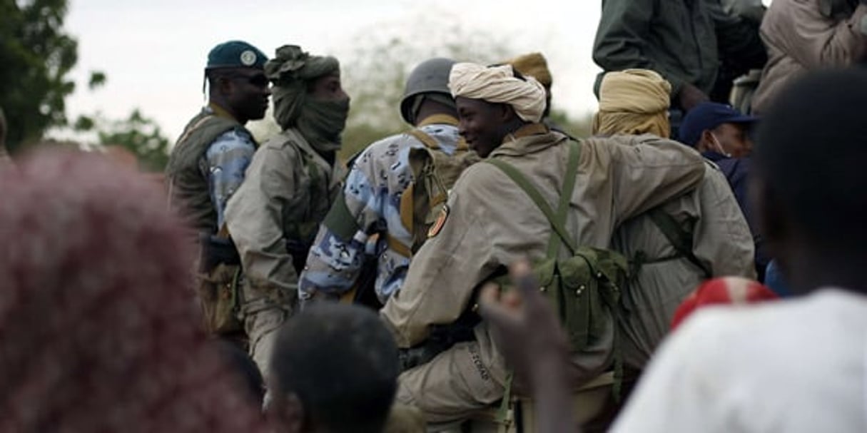 Des gendarmes maliens patrouillant avec des soldats tchadiens à Gao, dans le nord du Mali, le 28 janvier 2013. © Jerome Delay/AP/SIPA
