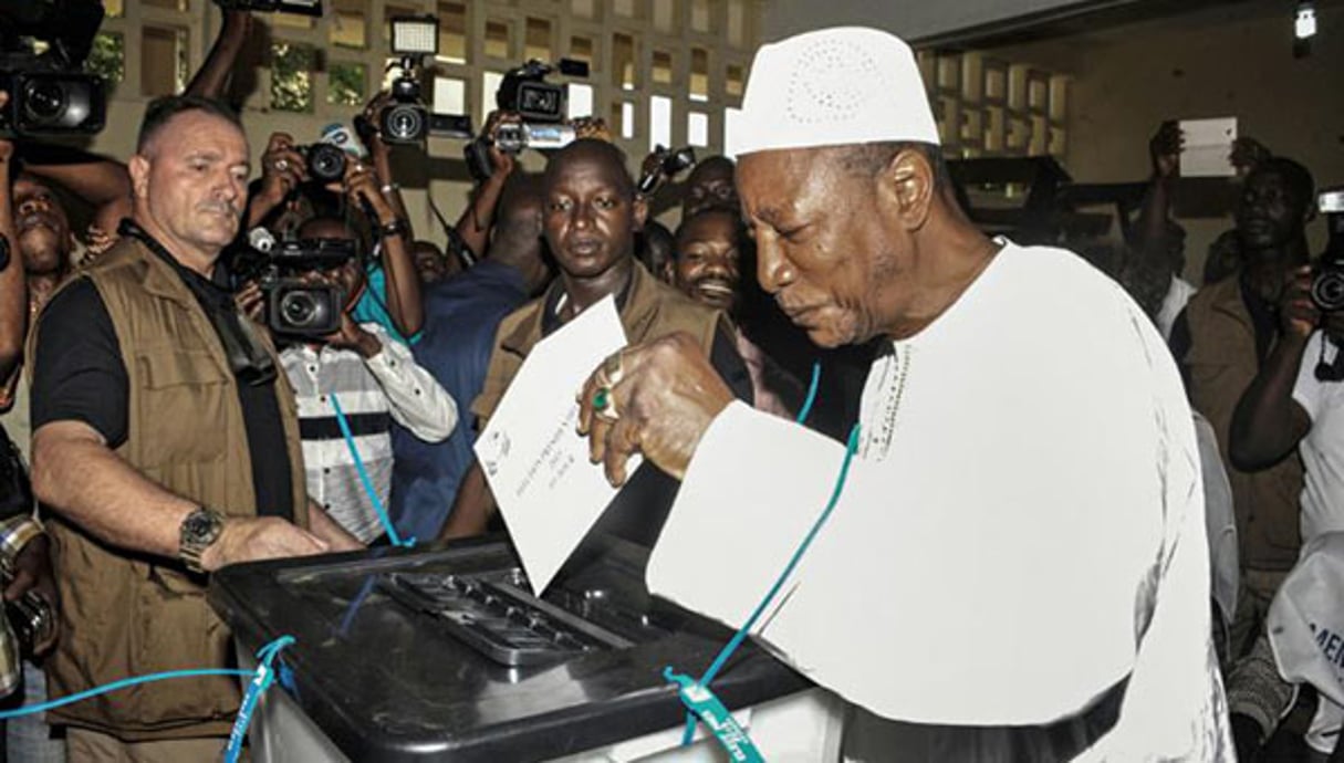 Le président guinéen sortant Alpha Condé vote, le 11 octobre 2015 à Conakry, lors de la présidentielle. © Cellou Binani/AFP