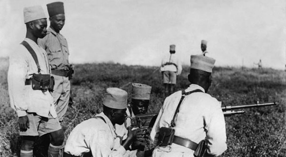 Photo prise le 4 décembre 1939 de tirailleurs sénégalais à l’instruction dans un camp d’entraînement dans les colonies françaises en Afrique. © AFP