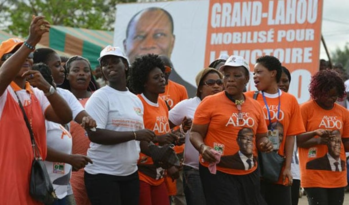 Des partisans du président sortant Alassane Ouattara à Grand-Lahou, sur la côte à une centaine de kilomètres à l’ouest d’Abidjan, le 15 octobre 2015. © Issouf Sanogo/AFP