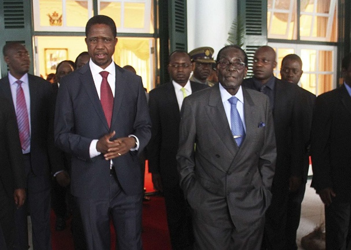 Le président du Zimbabwe, Robert Mugabe et le président de la Zambie, Edgar Lungu. © STR/AP/SIPA