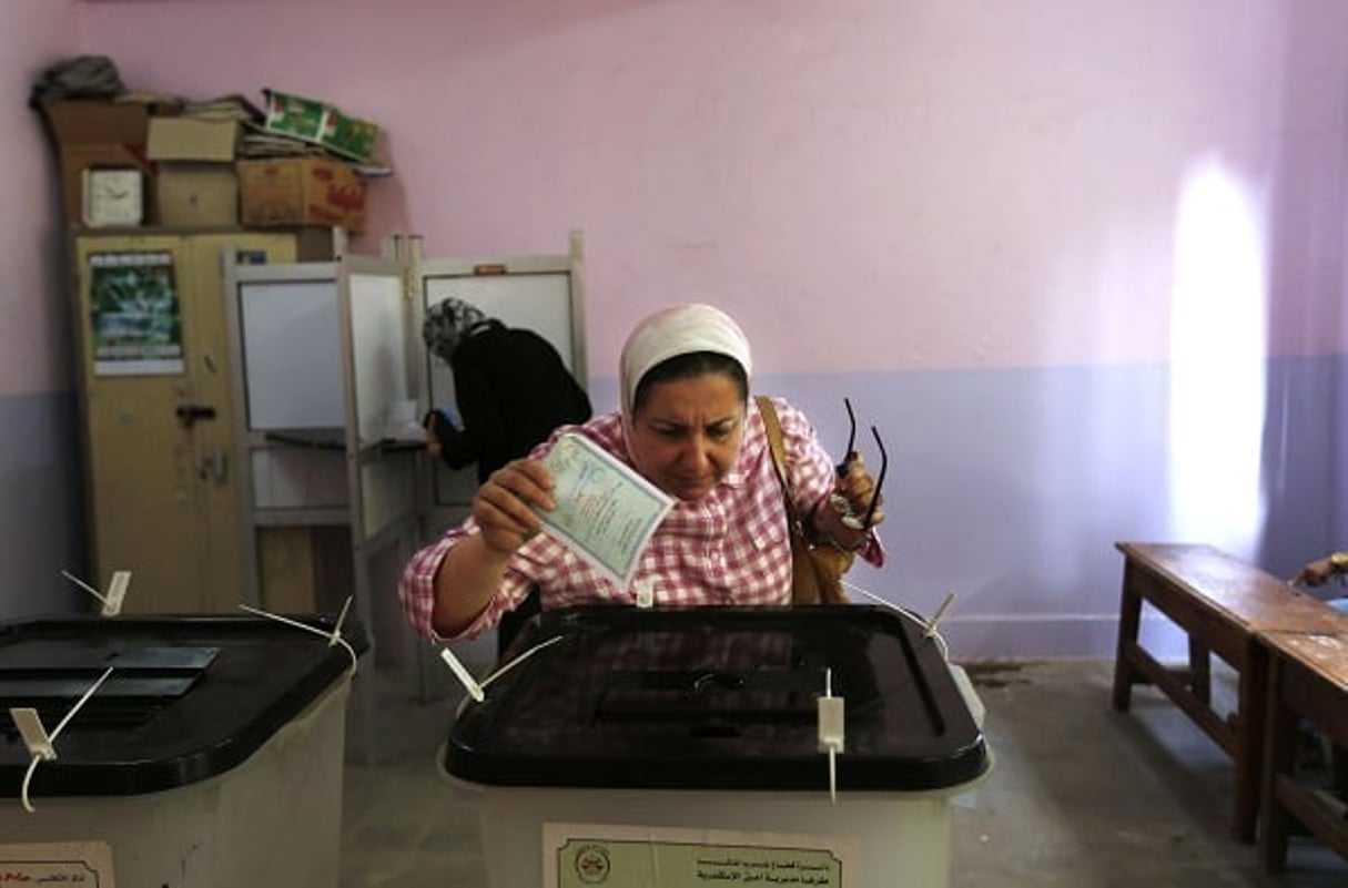 Une Égyptienne vote dimanche 18 octobre 2015. © Hassan Ammar/AP/SIPA
