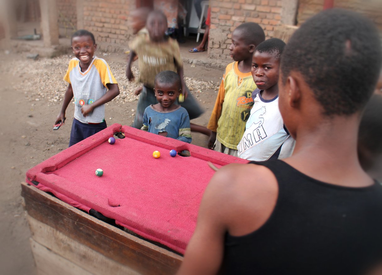 Des gamins de Birere en train de jouer sur un billard fabriqué avec les moyens du bord, le 16 février 2015 à Goma. &copy; Trésor Kibangula/J.A.