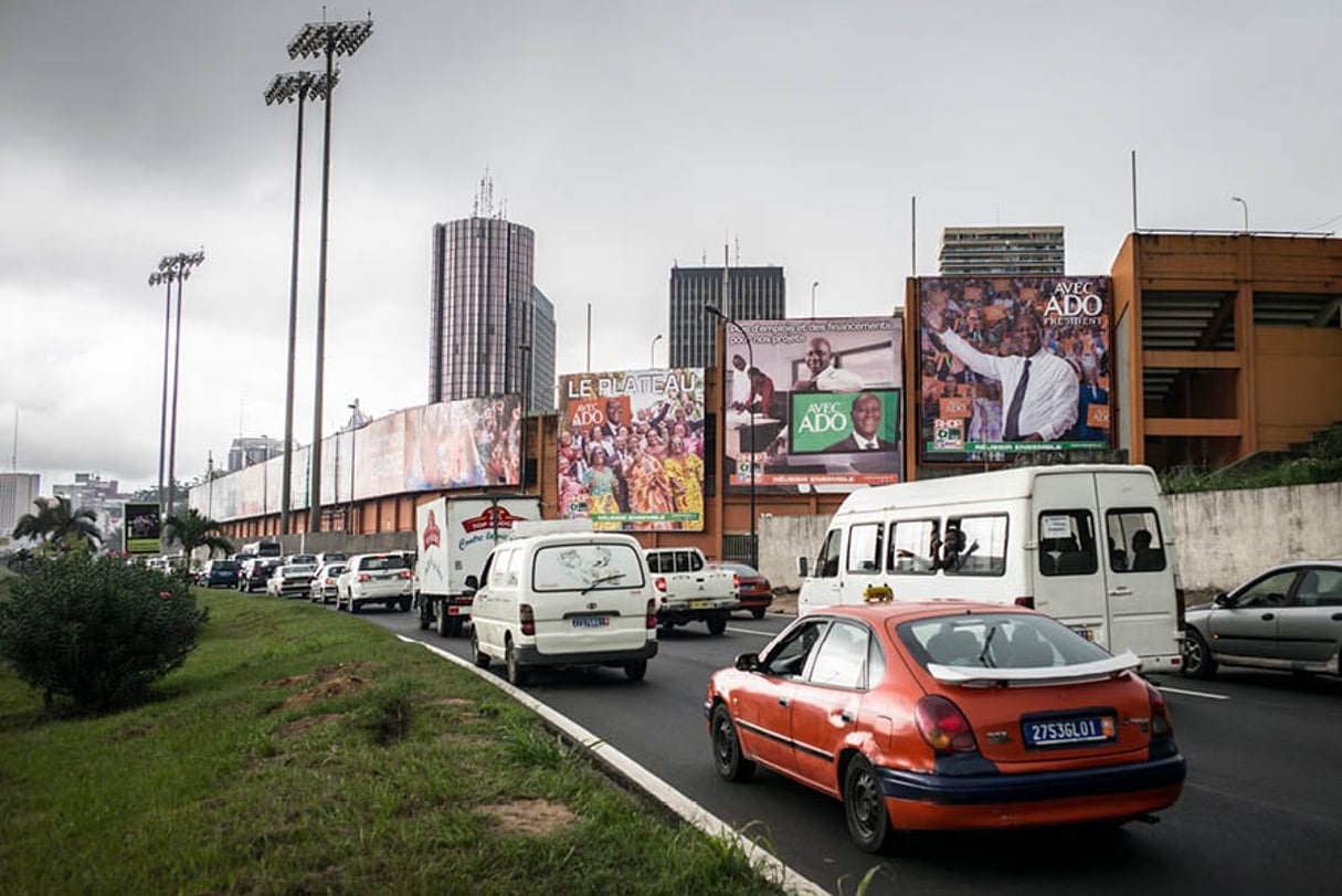 Affiches en faveur de la réélection d’Alassane Ouattara, à Abidjan. © SYLVAIN CHERKAOUI POUR J.A.