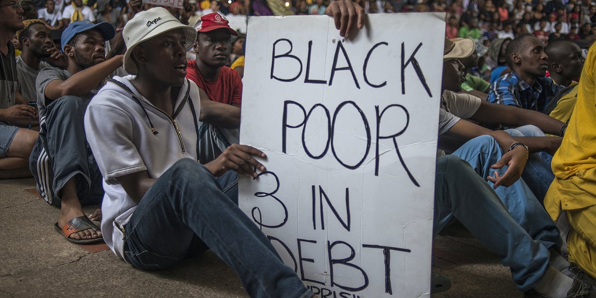 Des étudiants sud-africains qui manifestent contre l’augmentation des frais de scolarité. © AFP