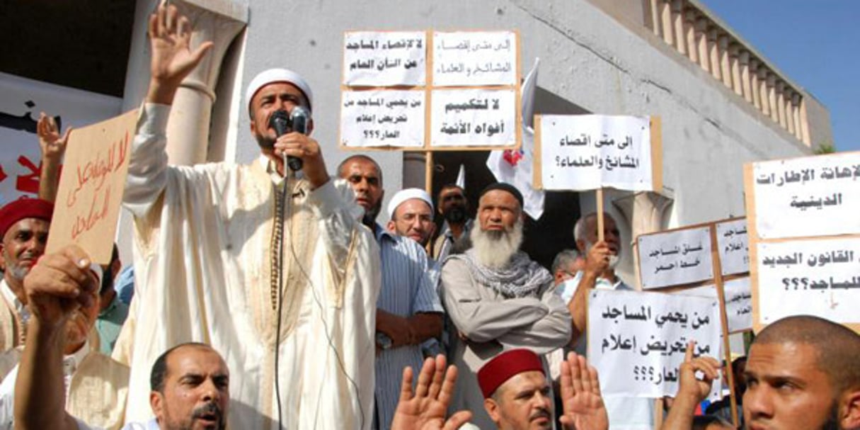 Des Tunisiens manifestent contre le limogeage d’un imam proche du parti islamiste Ennahda, à Tunis, le 21 octobre 2015. © Mohamed Khalil / AFP